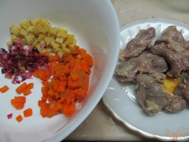 Фото приготовление рецепта: Салат из овощей с куриными желудками шаг №1
