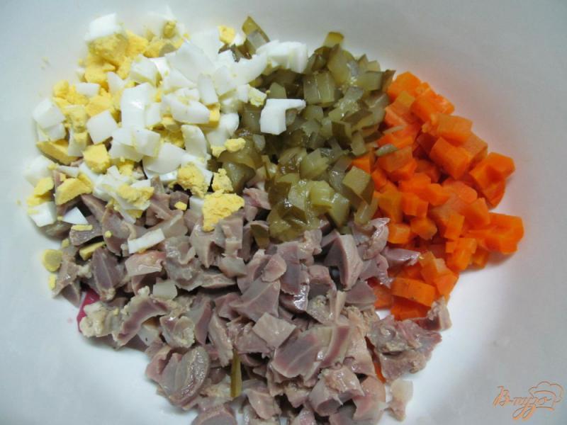 Фото приготовление рецепта: Салат из овощей с куриными желудками шаг №2