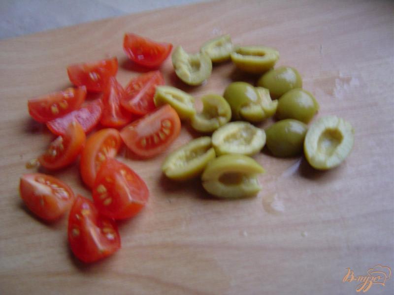 Фото приготовление рецепта: Салат с сердцем,оливками и помидорами шаг №2