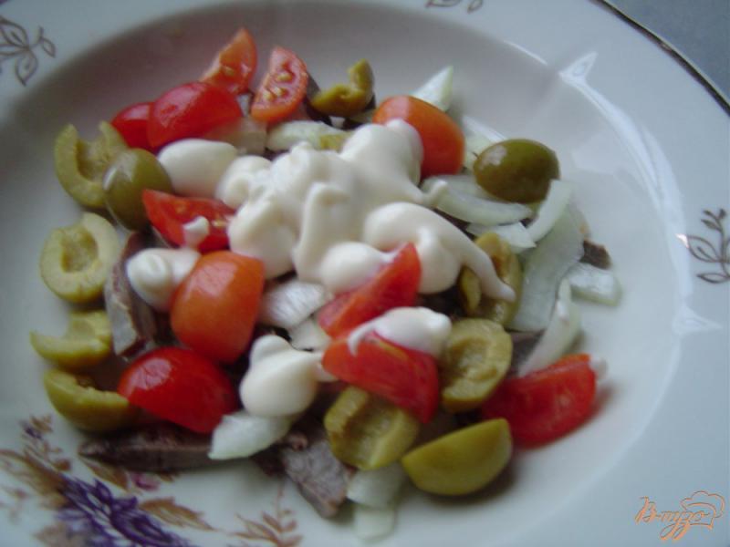 Фото приготовление рецепта: Салат с сердцем,оливками и помидорами шаг №3