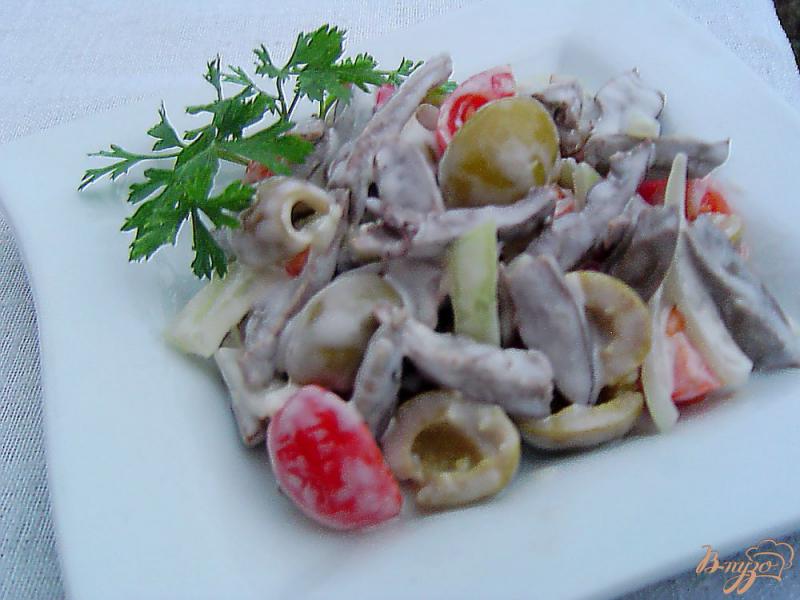 Фото приготовление рецепта: Салат с сердцем,оливками и помидорами шаг №4