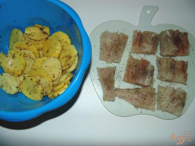 Фото приготовление рецепта: Хек запеченный в сметане с картофелем шаг №4