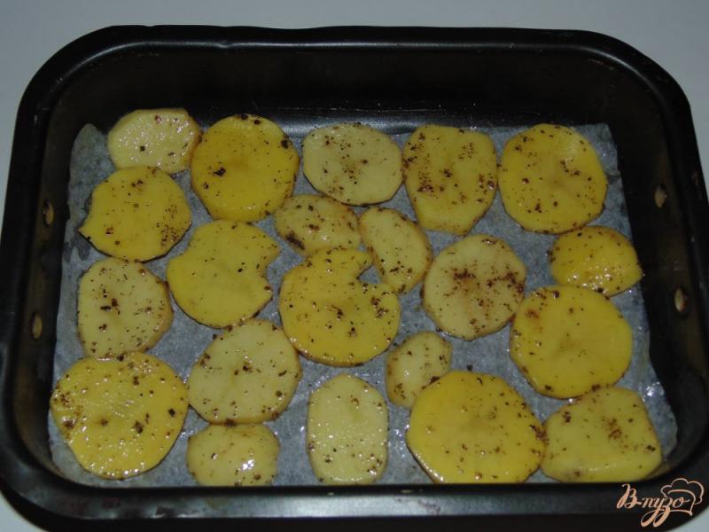 Фото приготовление рецепта: Хек запеченный в сметане с картофелем шаг №5