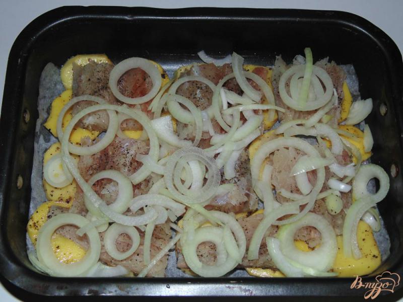 Фото приготовление рецепта: Хек запеченный в сметане с картофелем шаг №6