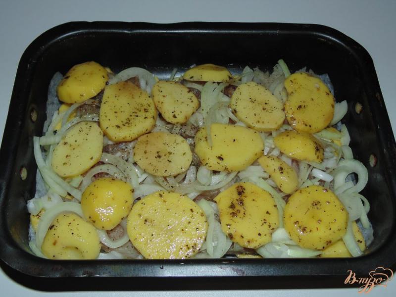 Фото приготовление рецепта: Хек запеченный в сметане с картофелем шаг №7