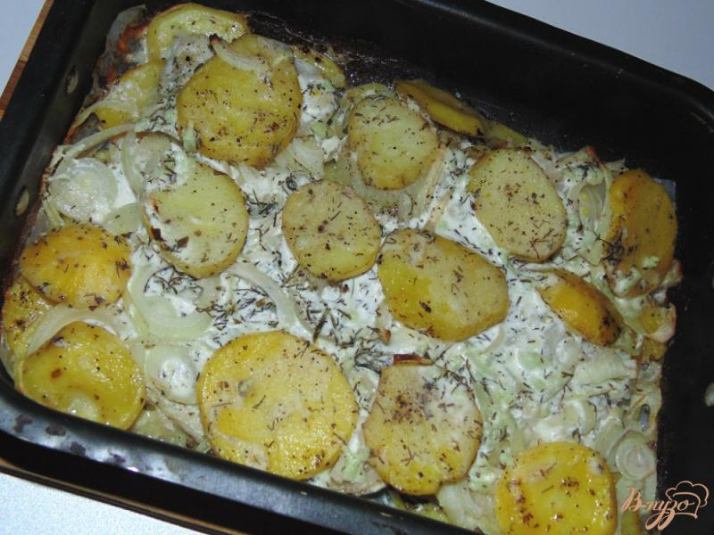 Фото приготовление рецепта: Хек запеченный в сметане с картофелем шаг №10