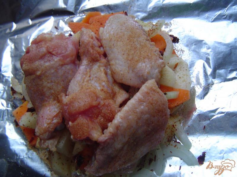Фото приготовление рецепта: Куриные крылышки, запеченные с картофелем и тыквой шаг №4