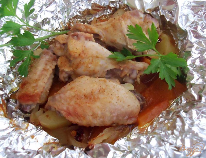 Фото приготовление рецепта: Куриные крылышки, запеченные с картофелем и тыквой шаг №5