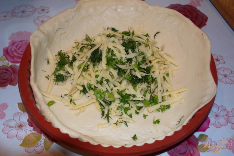 Фото приготовление рецепта: Пирог в дорогу с сыром и зеленью шаг №5