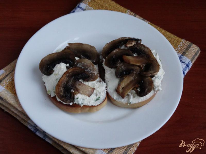 Фото приготовление рецепта: Тосты с творогом и грибами для диеты Дюкана шаг №6