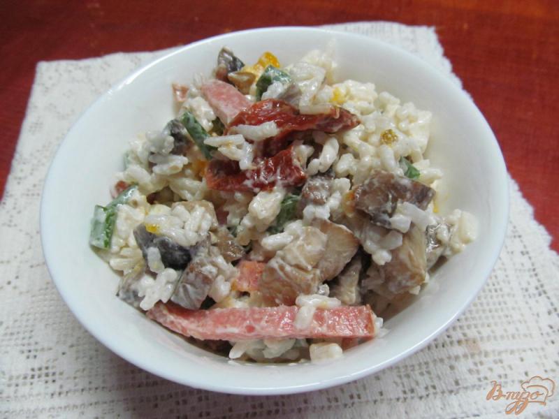 Фото приготовление рецепта: Салат с рисом грибами и вялеными томатами шаг №5