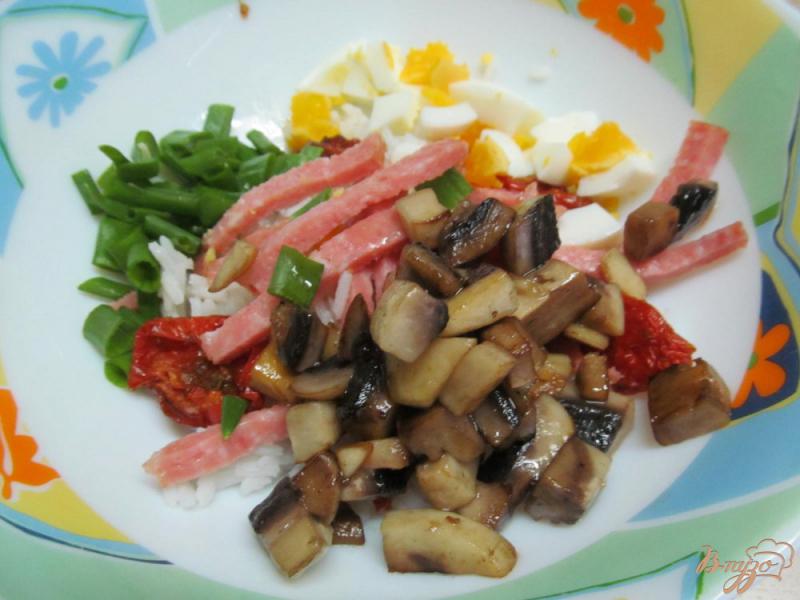 Фото приготовление рецепта: Салат с рисом грибами и вялеными томатами шаг №4