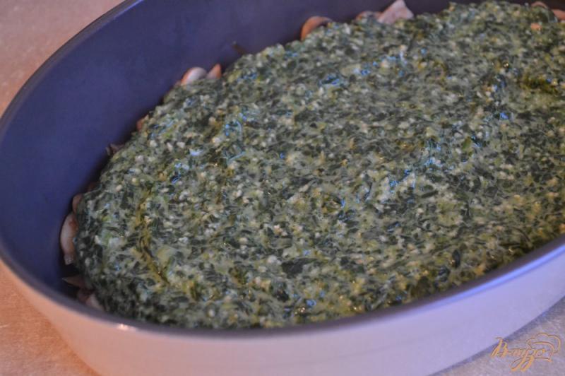 Фото приготовление рецепта: Запеканка из картофеля с шампиньонами и шпинатом шаг №9