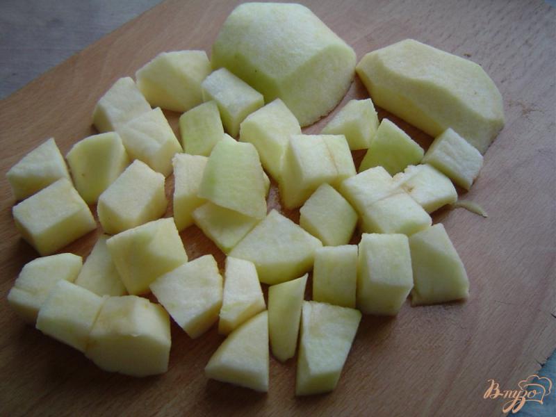 Фото приготовление рецепта: Запеканка с макаронами,яблоками и вялеными ягодами шаг №2