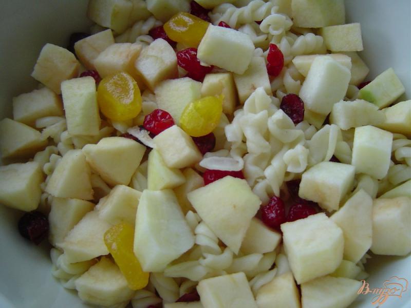 Фото приготовление рецепта: Запеканка с макаронами,яблоками и вялеными ягодами шаг №4