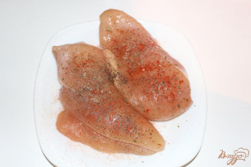 Фото приготовление рецепта: Куриное филе тушеное сливочном соусе в мультиварке шаг №1