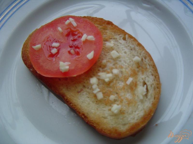Фото приготовление рецепта: Гренки с помидорами, чесноком и сыром шаг №3