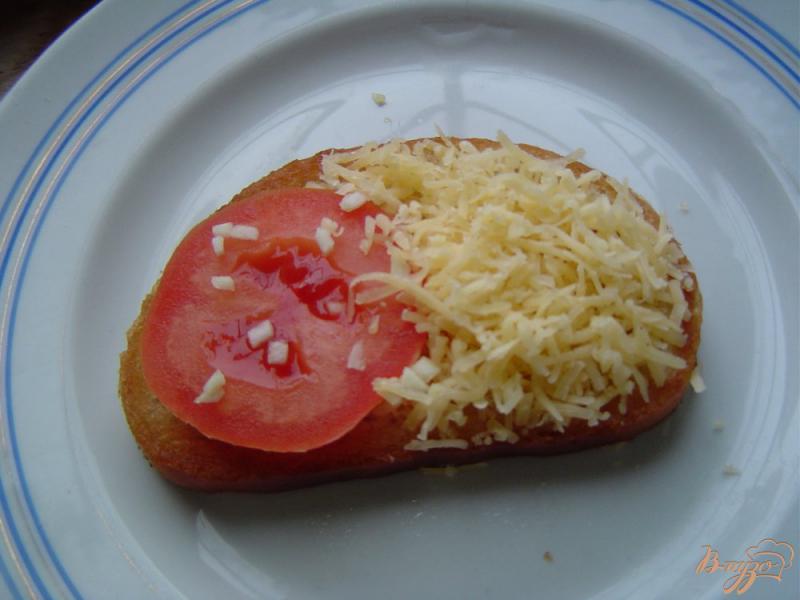 Фото приготовление рецепта: Гренки с помидорами, чесноком и сыром шаг №4