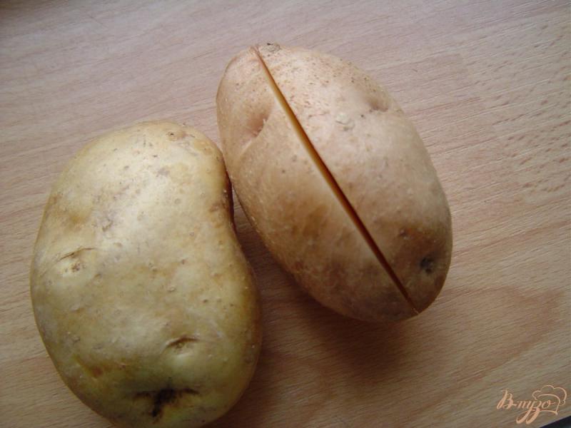Фото приготовление рецепта: Картофель, запеченный в фольге со сметаной и сыром шаг №2