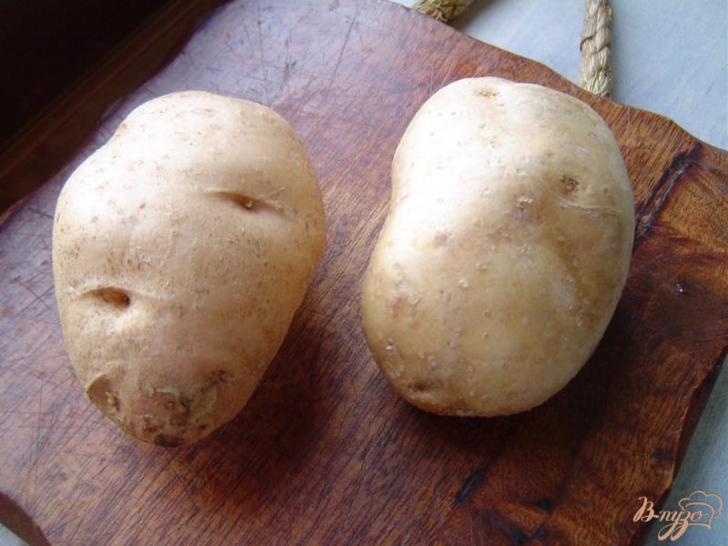 Фото приготовление рецепта: Картофель, запеченный в фольге со сметаной и сыром шаг №1