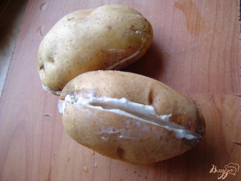 Фото приготовление рецепта: Картофель, запеченный в фольге со сметаной и сыром шаг №3