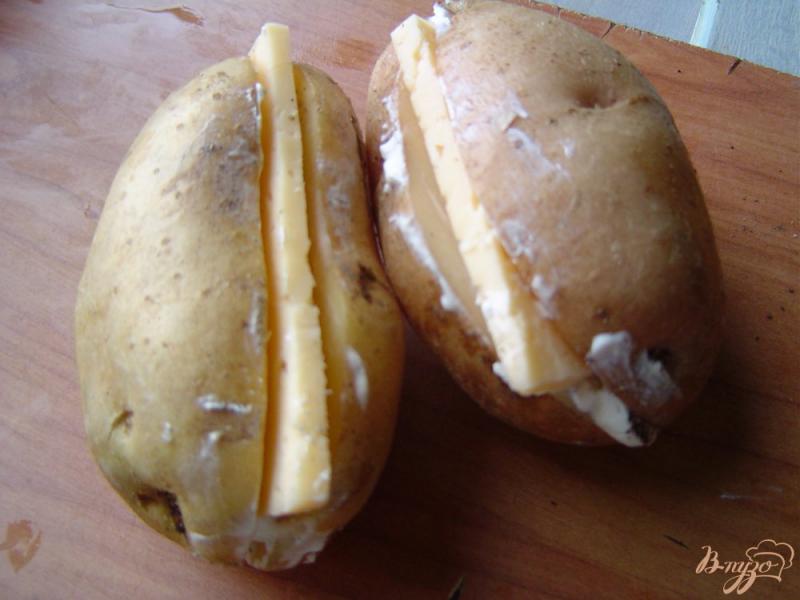 Фото приготовление рецепта: Картофель, запеченный в фольге со сметаной и сыром шаг №4