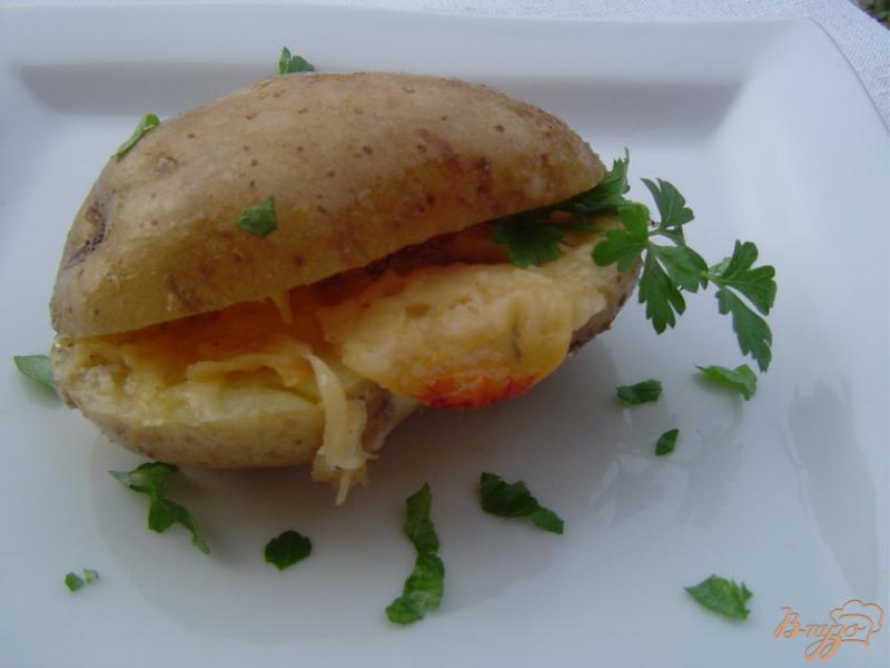 Фото приготовление рецепта: Картофель, запеченный в фольге со сметаной и сыром шаг №8