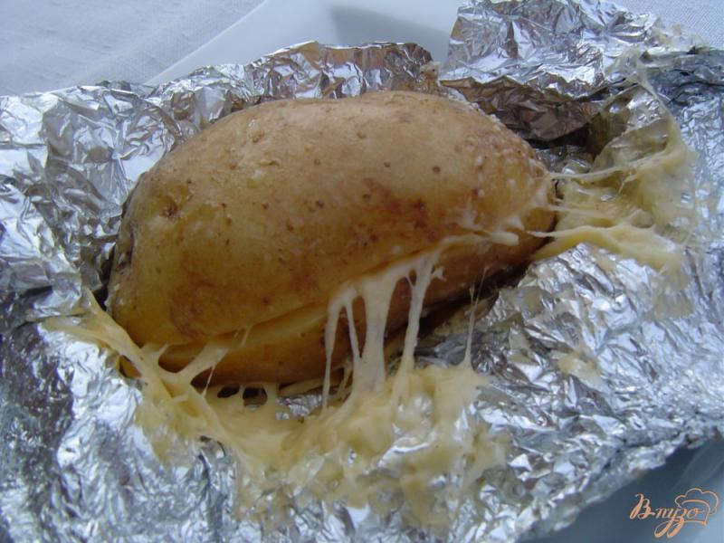 Фото приготовление рецепта: Картофель, запеченный в фольге со сметаной и сыром шаг №7