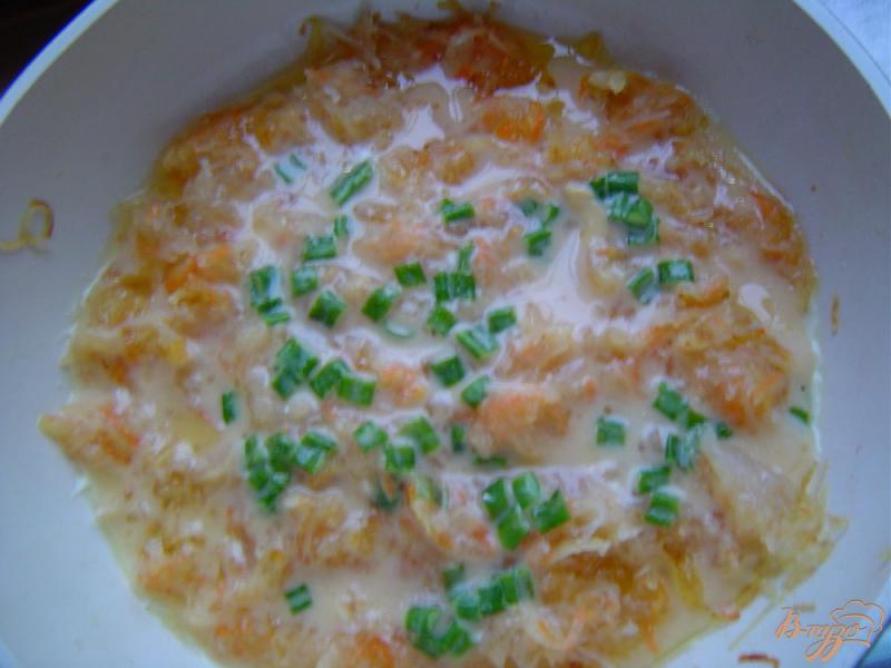 Фото приготовление рецепта: Омлет с картофелем и морковью шаг №5