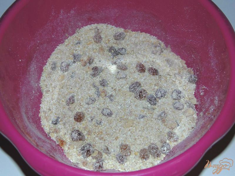 Фото приготовление рецепта: Овсяное печенье с грецкими орехами и изюмом шаг №4