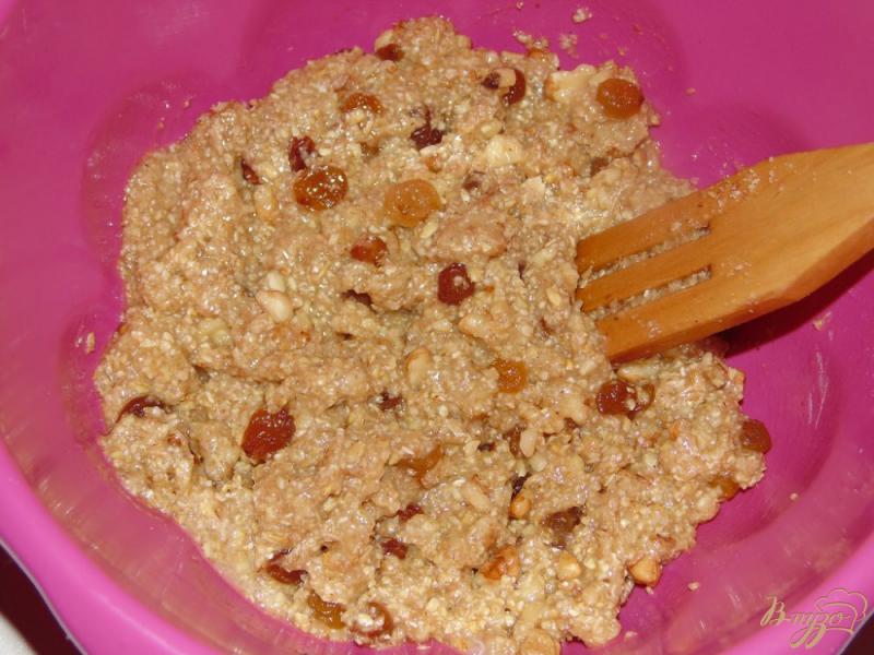 Фото приготовление рецепта: Овсяное печенье с грецкими орехами и изюмом шаг №5