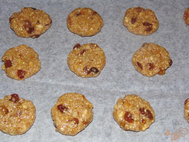 Фото приготовление рецепта: Овсяное печенье с грецкими орехами и изюмом шаг №6