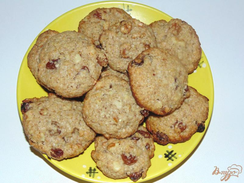 Фото приготовление рецепта: Овсяное печенье с грецкими орехами и изюмом шаг №7