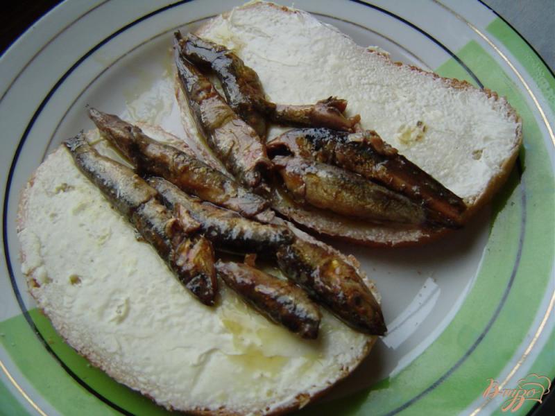 Фото приготовление рецепта: Бутерброды с огурцом, шпротами и сыром шаг №3