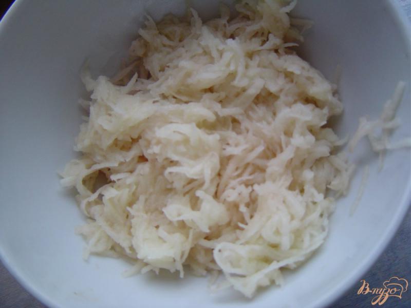 Фото приготовление рецепта: Драники с картофелем, грибами и курицей шаг №3