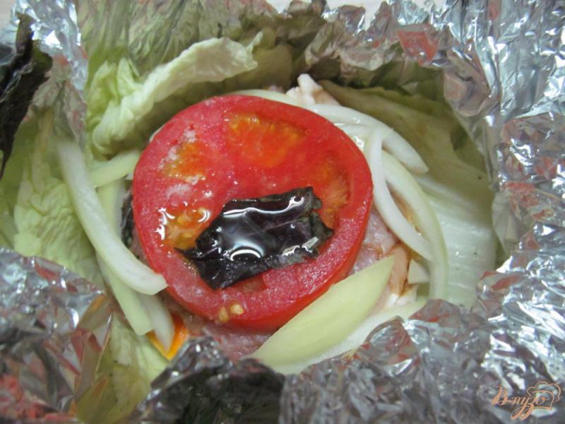 Фото приготовление рецепта: Свинина на тыкве с картофелем и помидором шаг №4
