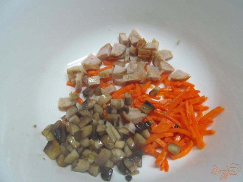 Фото приготовление рецепта: Салат из свеклы с грибами и морковью шаг №5