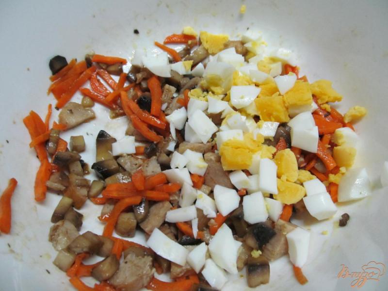 Фото приготовление рецепта: Салат из свеклы с грибами и морковью шаг №6