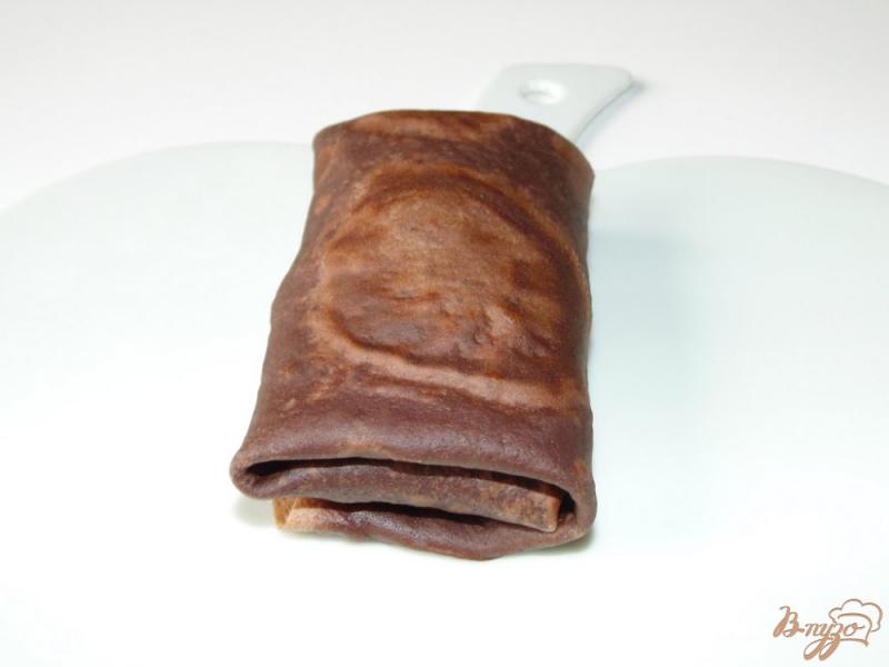 Фото приготовление рецепта: Шоколадные блины с творожно-банановой начинкой шаг №12