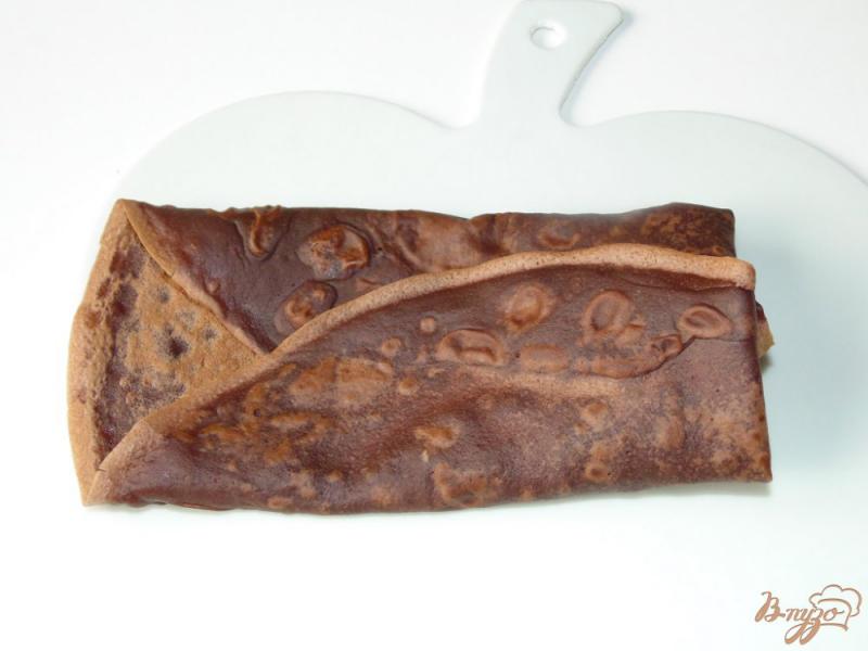 Фото приготовление рецепта: Шоколадные блины с творожно-банановой начинкой шаг №11