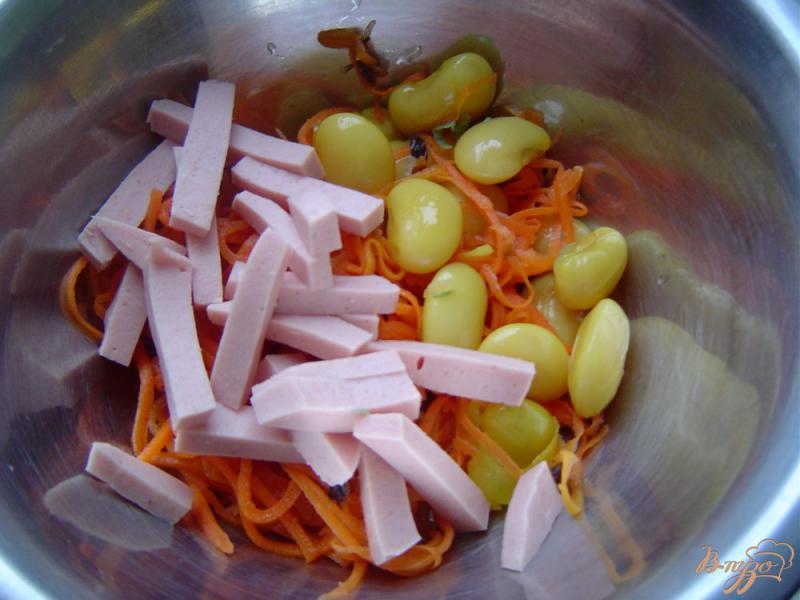 Фото приготовление рецепта: Салат с фасолью, колбасой и корейской морковью шаг №2
