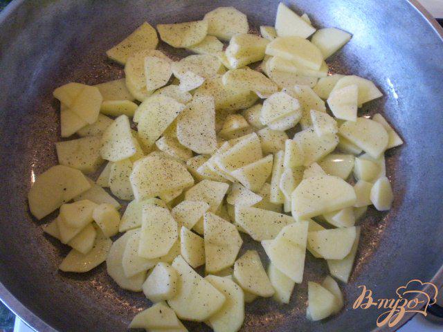 Фото приготовление рецепта: Картофель жаренный с овощами шаг №3