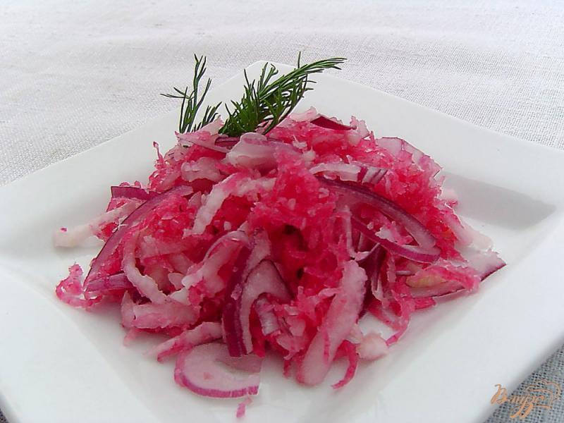 Фото приготовление рецепта: Салат из красной редьки и дайкона шаг №4