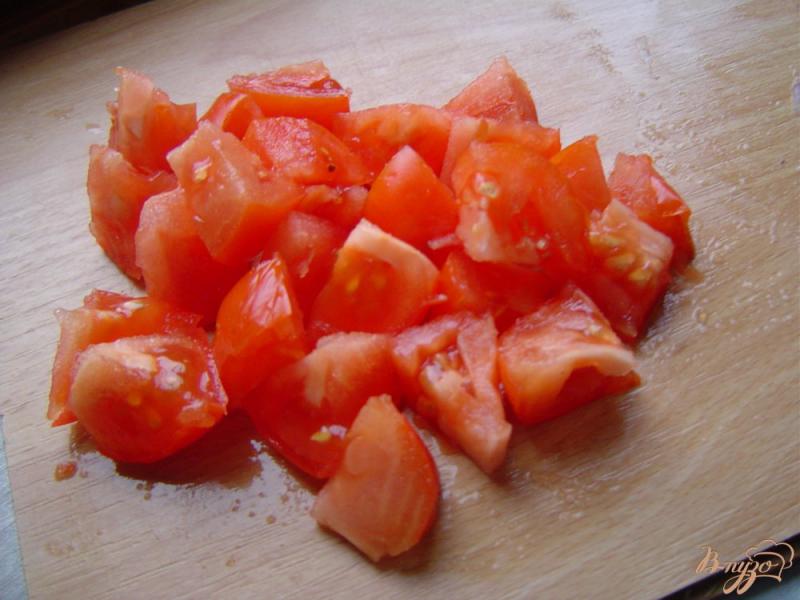 Фото приготовление рецепта: Салат с помидорами, горошком и сыром шаг №1