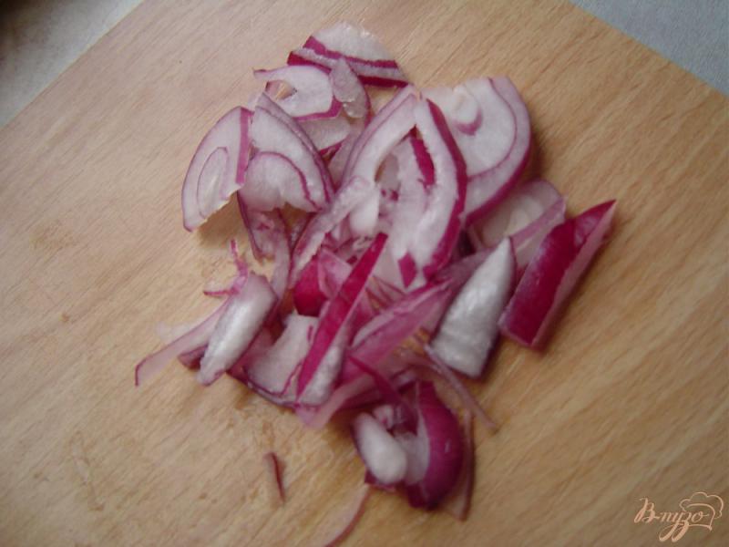 Фото приготовление рецепта: Салат с помидорами, горошком и сыром шаг №2