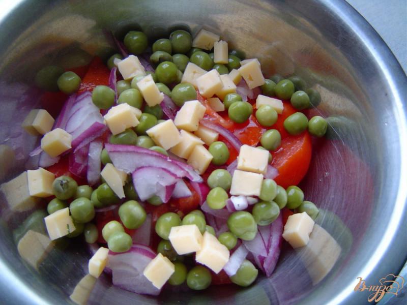 Фото приготовление рецепта: Салат с помидорами, горошком и сыром шаг №4