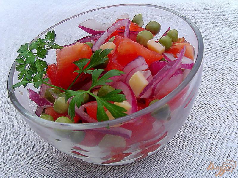 Фото приготовление рецепта: Салат с помидорами, горошком и сыром шаг №5