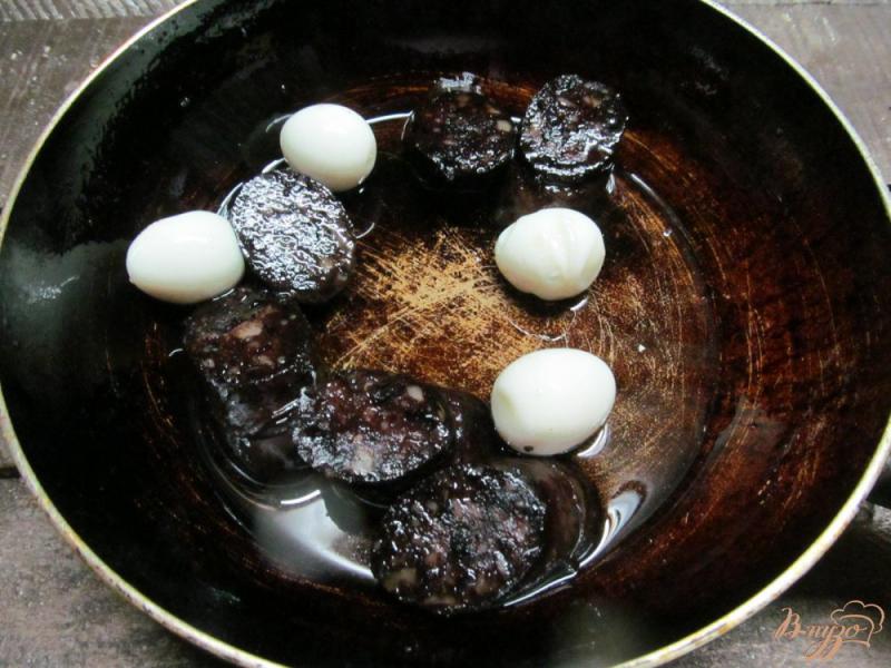 Фото приготовление рецепта: Салат из кровяной колбасы с перепелиными яйцами шаг №4