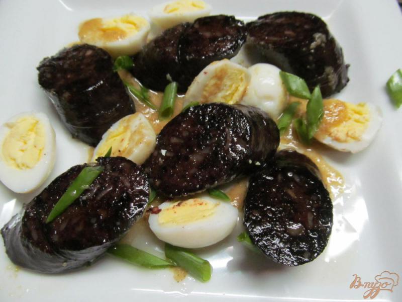 Фото приготовление рецепта: Салат из кровяной колбасы с перепелиными яйцами шаг №5