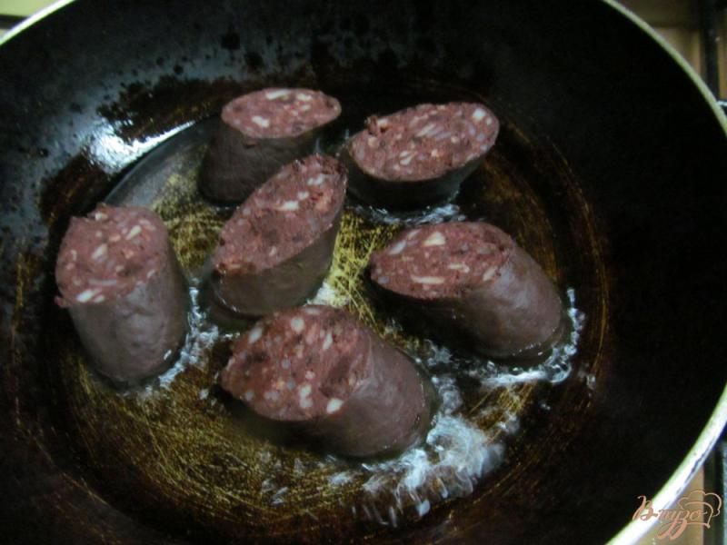 Фото приготовление рецепта: Салат из кровяной колбасы с перепелиными яйцами шаг №3